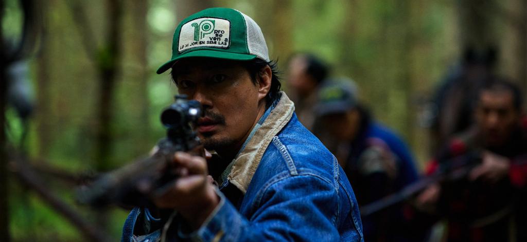 나홍진 감독 신작 〈호프〉, 보도 스틸 최초 공개…‘호포항’ 사람들 첫 공개